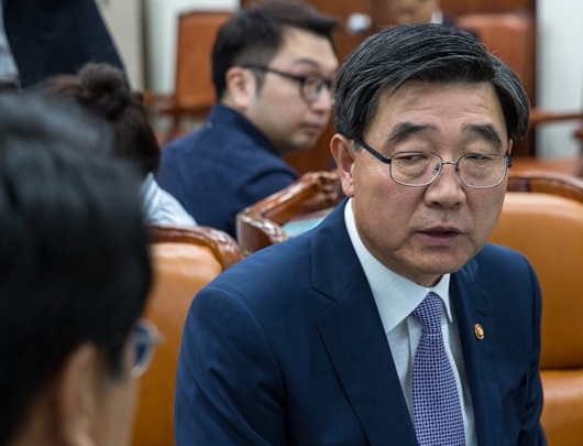 사진=국회를 찾은 이기권 장관 
